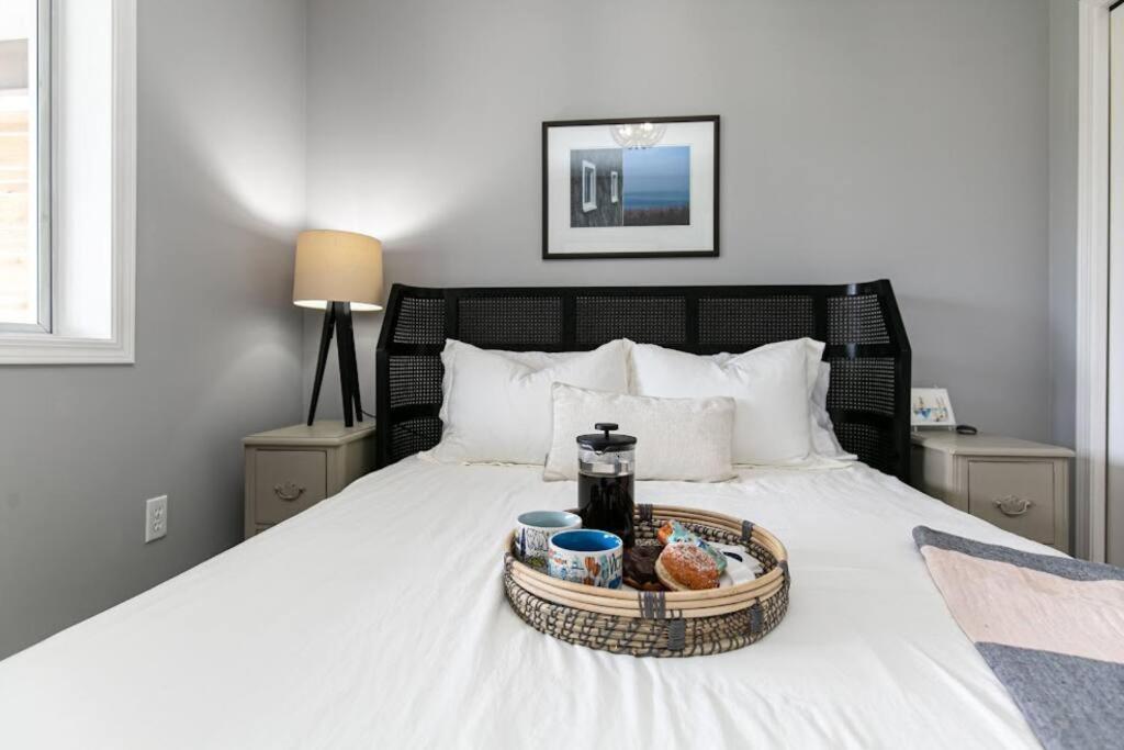 Lovely 2 Bedroom Suite Steps From The Beach Victoria Extérieur photo