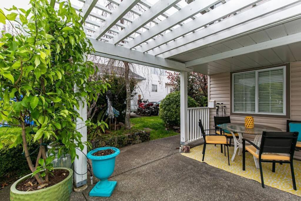 Lovely 2 Bedroom Suite Steps From The Beach Victoria Extérieur photo