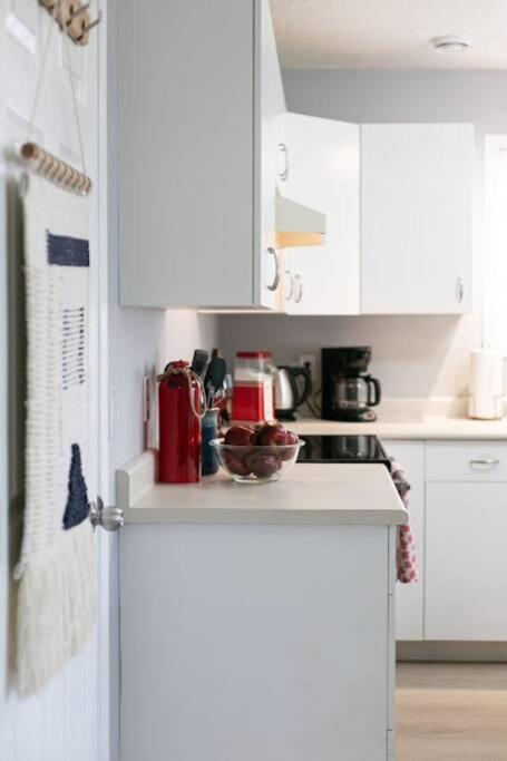 Lovely 2 Bedroom Suite Steps From The Beach Victoria Extérieur photo