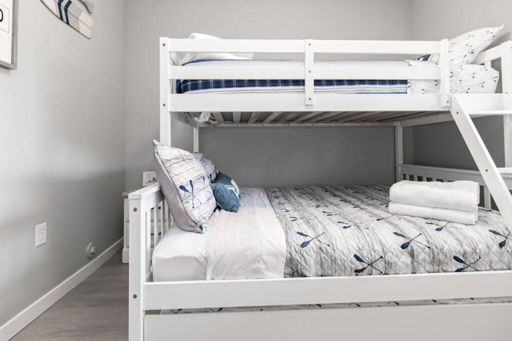 Lovely 2 Bedroom Suite Steps From The Beach Victoria Extérieur photo