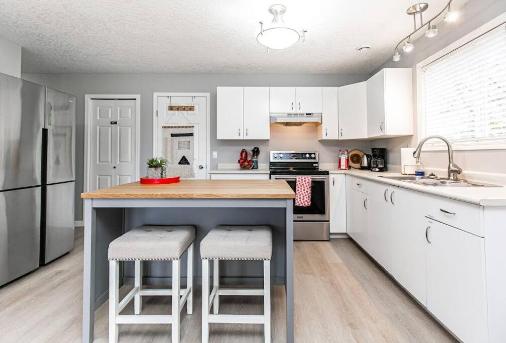 Lovely 2 Bedroom Suite Steps From The Beach Victoria Extérieur photo