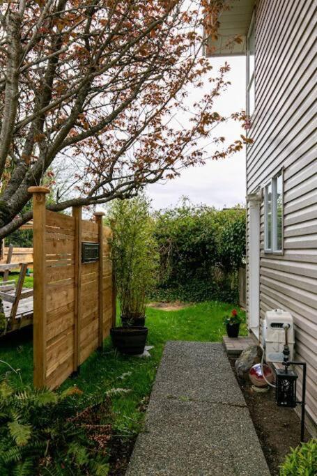 Lovely 2 Bedroom Suite Steps From The Beach Victoria Extérieur photo