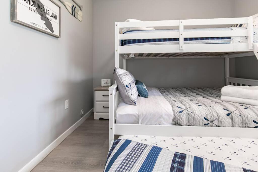 Lovely 2 Bedroom Suite Steps From The Beach Victoria Extérieur photo