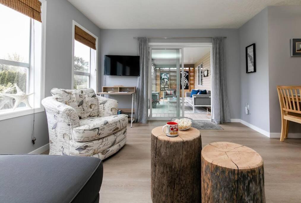Lovely 2 Bedroom Suite Steps From The Beach Victoria Extérieur photo